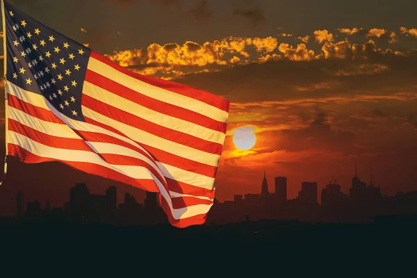 Die Amerikanische Flagge Weht Sonnenuntergang Auf Dem Hintergrund Von New — Stockfoto