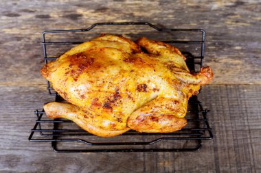 kesme tahtası üzerinde kavrulmuş tavuk tavuk. Ahşap rustik arka plan