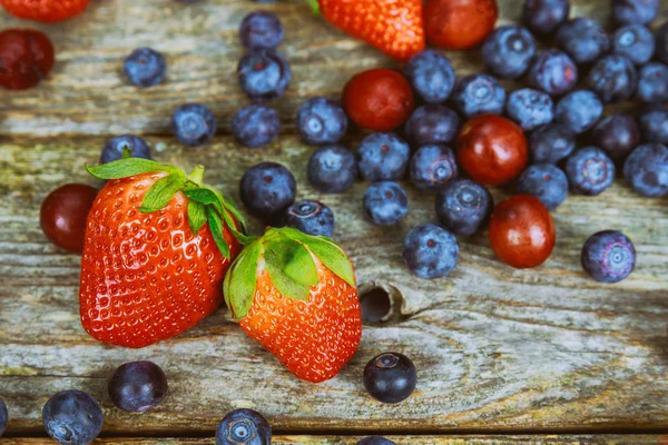 Alimentación Saludable Fresa Verano Arándanos Sobre Fondo Mesa Madera — Foto de Stock