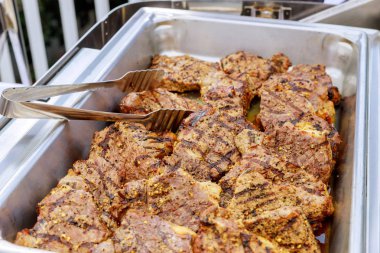 Mükemmel Orta nadir kızartma biftek yemiş olmak için bekleyen tepsi üzerinde oturan bazı gıda