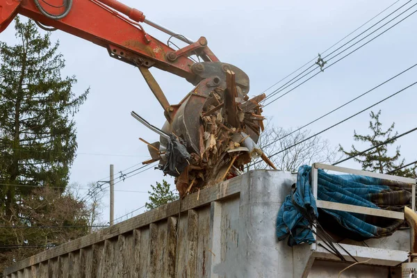 油圧クラッシャーズ埋没家による住宅の解体はれんが造り 壊れての建物を分割します — ストック写真