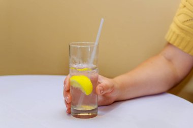 Bir bardak limonlu soda tutan kadın el
