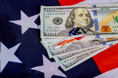 Amerika Birleşik Devletleri bayrağı ve arka plan para tuşlar. Satın alma veya ana sayfa Kiralama kavramı.