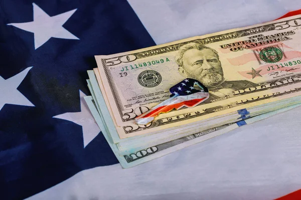 Amerikanska Flaggan Och Amerikanska Dollar Och Ett Hus Nyckel Lägenhet — Stockfoto