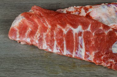 Ham taze domuz kaburga eti madde üst rustik ahşap kesme tahtası