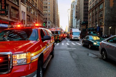 New York City - Jujy 02, 2018: İtfaiye itfaiye pompa yakıt kazadan sonra araba ile