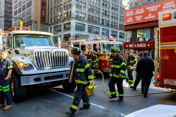 纽约市 Jujy 2018 消防员与消防部门泵燃料从汽车事故后 — 图库照片