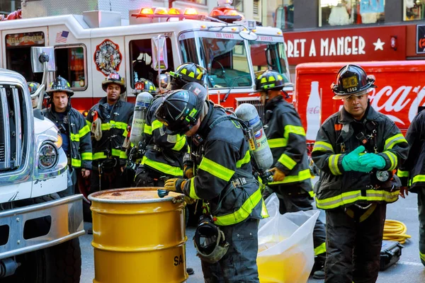 Nova Cidade Iorque Jujy 2018 Bombeiros Com Bombeiros Bombeiam Combustível — Fotografia de Stock