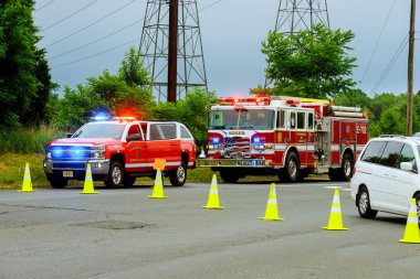 Sayreville Nj ABD - Jujy 02, 2018: araba kazası bir kaza yanıp sönen ışık ile zarar sonra acil servis araba sokak zarar