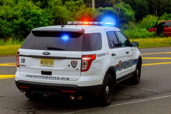 Sayreville 新泽西美国 Jujy 2018 警察紧急情况服务损坏的汽车车祸后的街道灯闪烁 — 图库照片