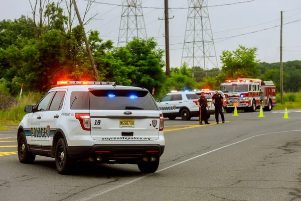 Sayreville 新泽西美国 Jujy 2018 警察紧急情况服务损坏的汽车车祸后的街道灯闪烁 — 图库照片