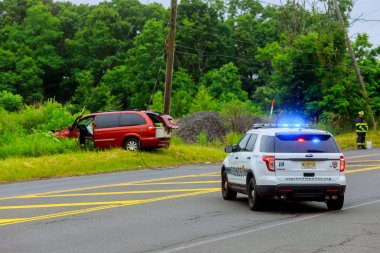 Sayreville Nj ABD - Jujy 02, 2018: mavi ışıklar yanıp sönüyor polis bir kaza araba hasarlı