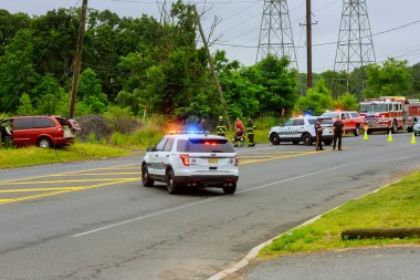 Sayreville Nj ABD - Jujy 02, 2018: mavi ışıklar yanıp sönüyor polis bir kaza araba hasarlı