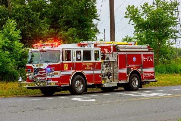 Sayreville 新泽西美国 Jujy 2018 救火车驾驶闪动的蓝色灯事故损坏的汽车在道路上 — 图库照片
