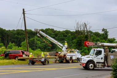 Sayreville Nj ABD - Jujy 02, 2018: elektrik telleri bir araba kazasından sonra sütunlar yerine inşaatı işi