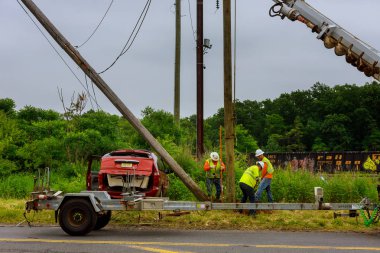 Sayreville Nj ABD - Jujy 02, 2018: bir araba kaza Otomobil elektrik direğine çöküyor sonra elektrik ayağı değiştirme