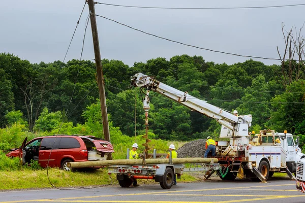 Sayreville 新泽西美国 Jujy 2018 红色汽车在可怕的事故以后 它碰撞了入替换电支柱 — 图库照片