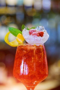 Kokteyl bar üzerinde duran kireç ile süslenmiş sayaç gece kulübü.