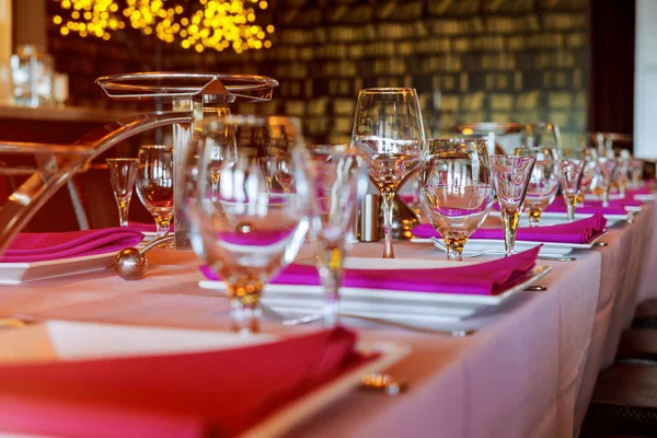 Vasos Tenedor Flores Cuchillo Servido Para Cena Restaurante Con Interior —  Fotos de Stock