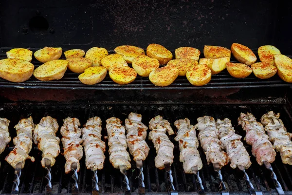 Skewers Made Potatoes Meat Well Kebabs Grill Outdoors — Stock Photo, Image