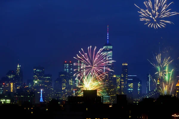 マンハッタンのスカイラインの上新しいニューヨーク市 独立記念日の花火 — ストック写真