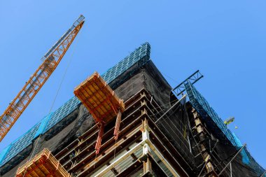 İnşaat alanında yüksek katlı vinç ile yüksek katlı buildingtwo malzeme temini Vinçler