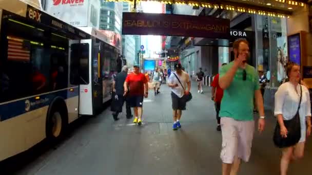 Nova York, EUA - 04 de julho de 2018: Um sinal comercial, ônibus, distrito de Midtown Manhattan. As pessoas podem ser vistas . — Vídeo de Stock