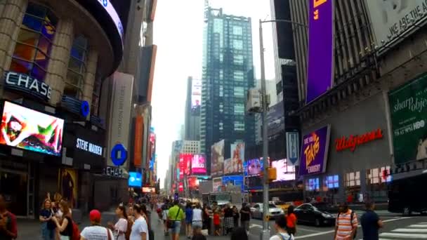 New York, Usa - 04 červenec, 2018: Times Square, vybavený s Broadwaye a animované Led značky, je symbolem New Yorku a ve Spojených státech, — Stock video