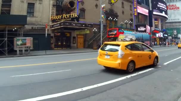 New York, USA - 04 luglio 2018: Veduta delle persone che entrano nel taxi giallo — Video Stock