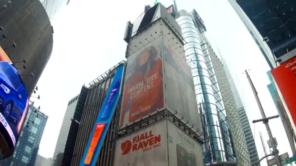 Нью-Йорк, США - 04 июля 2018 года: Go Pro view of a High rising skyscrapers at Times Square in NY — стоковое видео