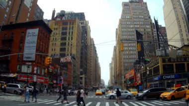 New York, Amerika Birleşik Devletleri - 04 Temmuz, 2018: taksi durdu Manhattan trafikte New York görüntüsünü oluşturma