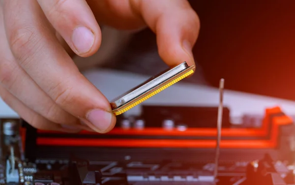 Installatie Van Technicus Van Moderne Processor Cpu Socket Het Moederbord — Stockfoto