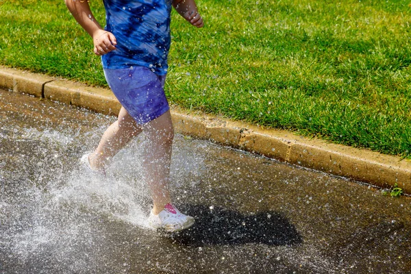 Gelukkige Meisje Gelukkig Plas Regenachtige Dag Regen Benen Toon Waterdruppels — Stockfoto