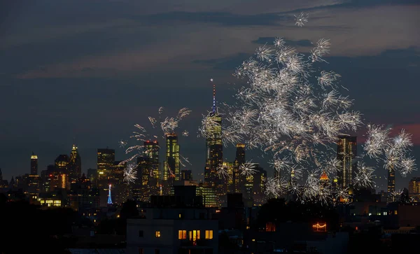 アメリカ独立記念日を祝う夜のマンハッタンニューヨークの花火 — ストック写真