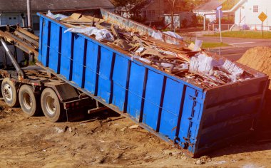 Endüstriyel Çöp depo gözü mavi inşaat enkaz konteyner taş ve beton moloz dolu.