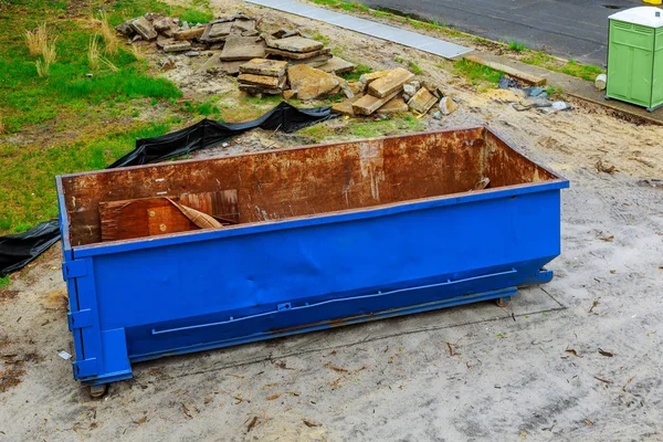 工業用ごみ箱青建設破片容器は瓦礫でいっぱい — ストック写真