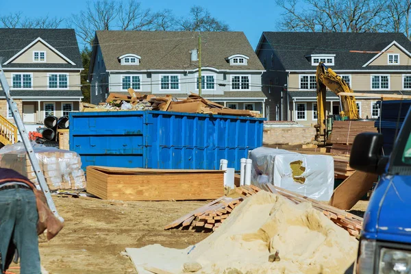 岩とコンクリート瓦礫の入った産業廃棄箱青建設ゴミ容器 — ストック写真