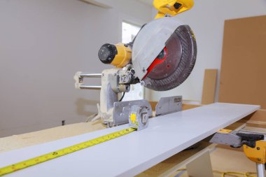 Talaş ile ahşap masa üstünde alet marangoz. Çalışma alanı'na yukarıdan marangoz