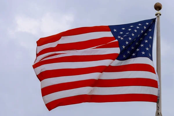 Американський Прапор Летить Прапор Сша Тлі Синього Неба — стокове фото