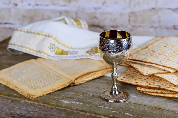 Jüdische Feiertage Pessach Matza Und Silberne Tasse Voll Wein Mit — Stockfoto