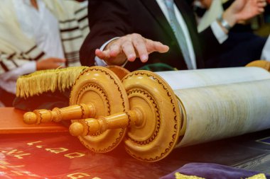Bar Mitzva Yahudi Tevrat'ta yakınındaki Tevrat okuma adımattığım adam kayar