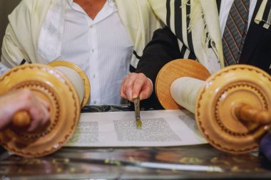 Tefillin'i onun kol ve kafa, bir Tevrat verilirse, okurken tutarak dua eden bir adamla bir Yahudi bir ritüel Bar Mitzvah töreninde dua .