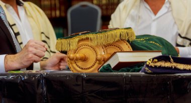 Aile babası mitzvah Kudüs Tevrat scrolls okunurken giyim ritüel Yahudi adam giymiş