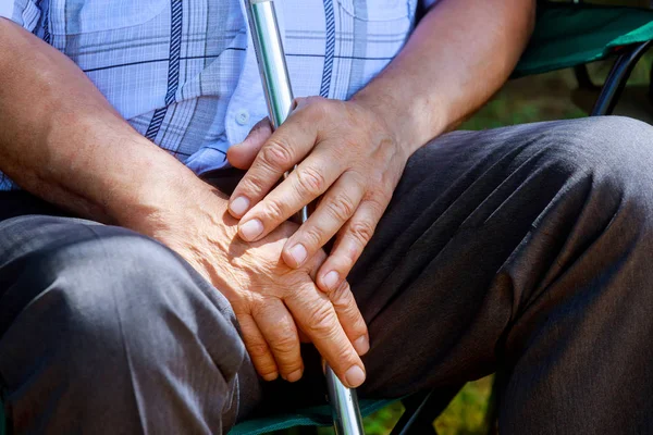 Närbild Gamla Människor Kaukasiska Händerna Senior Mellersta Hane — Stockfoto