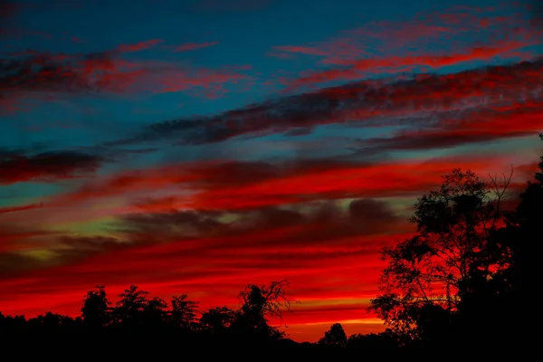 Colorido Paisagem Nublada Pôr Sol Dramático Céu Nascer Sol — Fotografia de Stock