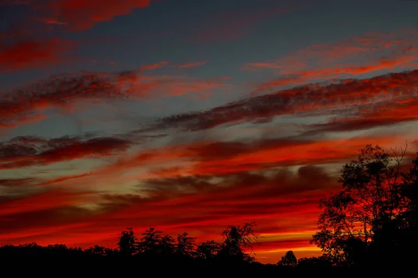 Rosa und lila Farbe des Sonnenuntergangs Himmel Wolken Schönheit natürliche Vintage Hintergrund. — Stockfoto