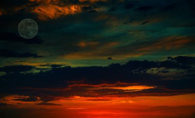 kızıl gökyüzü günbatımı ile büyük bir ay dolunay evresi ve küçük bir uçak silueti sırasında. doğanın görüntü