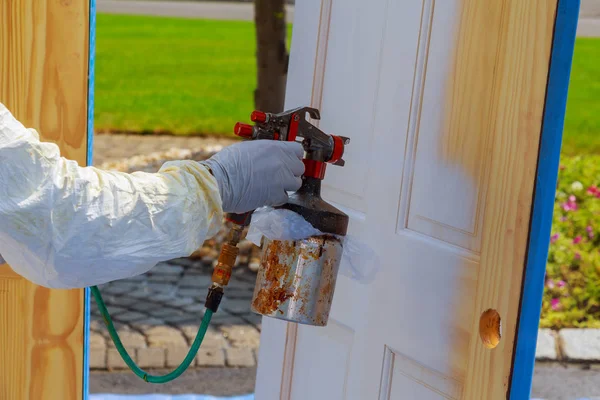 Maestro Con Aerógrafo Pintando Puertas Madera Con Proceso Pulverización — Foto de Stock