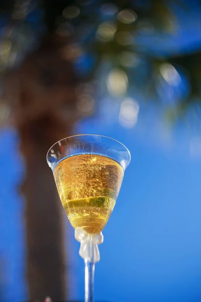 Champagneglas Och Vigselringar Ocean Bakgrund Lyxiga Kryssningsfartyg Solnedgången — Stockfoto