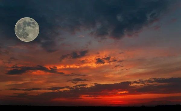 Cielo Rosso Durante Tramonto Con Una Grande Luna Nella Fase — Foto Stock